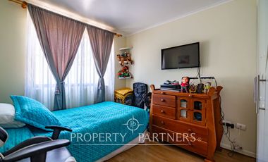 Amplia casa de dos pisos que  colinda con el interior, ubicada en Condominio Portal del Valle