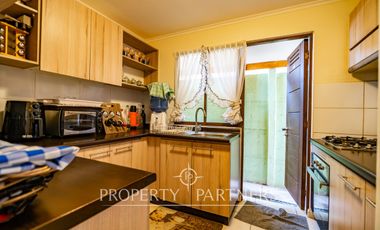 Amplia casa de dos pisos que  colinda con el interior, ubicada en Condominio Portal del Valle