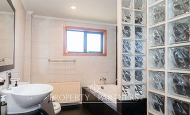 Elegante Casa Rústica con Conexión a la Naturaleza en Zona Norte