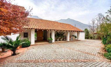 Gran casa en condominio con amplio terreno y excelentes vistas en el Arrayán