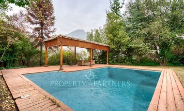 Gran casa en condominio con amplio terreno y excelentes vistas en el Arrayán