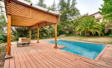 Gran casa en condominio con amplio terreno y excelentes vistas en el Arrayán