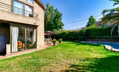 Amplia casa en calle cerrada, excelente ubicación en la Dehesa Central