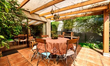 Amplia casa en calle cerrada, excelente ubicación en la Dehesa Central