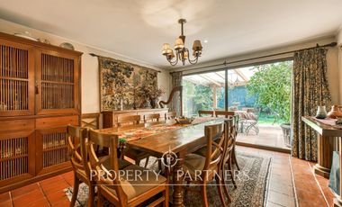 Amplia casa en calle cerrada, excelente ubicación en la Dehesa Central