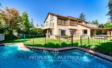 Amplia casa en calle cerrada, excelente ubicación en la Dehesa Central