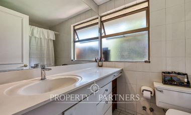 Amplia casa en calle cerrada, excelente ubicación en la Dehesa Central