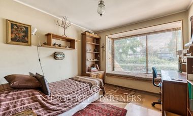 Amplia casa en calle cerrada, excelente ubicación en la Dehesa Central