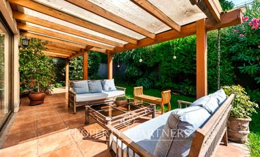 Amplia casa en calle cerrada, excelente ubicación en la Dehesa Central