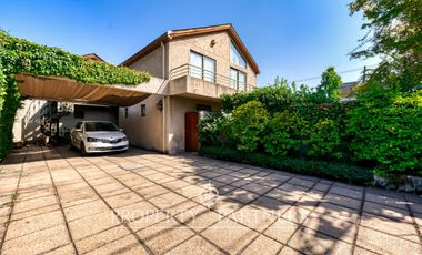 Amplia casa en calle cerrada, excelente ubicación en la Dehesa Central