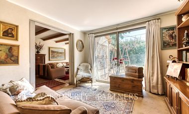 Amplia casa en calle cerrada, excelente ubicación en la Dehesa Central