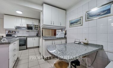 Amplia casa en calle cerrada, excelente ubicación en la Dehesa Central