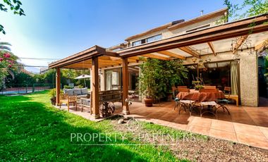 Amplia casa en calle cerrada, excelente ubicación en la Dehesa Central