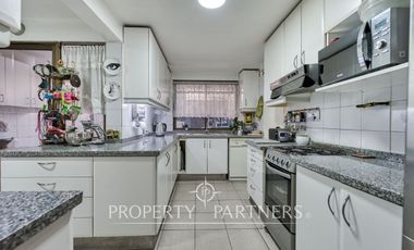 Amplia casa en calle cerrada, excelente ubicación en la Dehesa Central