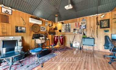 Amplia casa en calle cerrada, excelente ubicación en la Dehesa Central