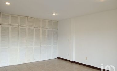 Edificio en venta con ubicación estratégica.