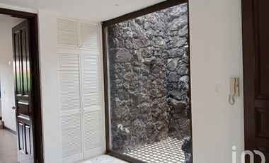 Edificio en venta con ubicación estratégica.