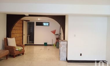 Edificio en venta con ubicación estratégica.