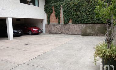 Edificio en venta con ubicación estratégica.