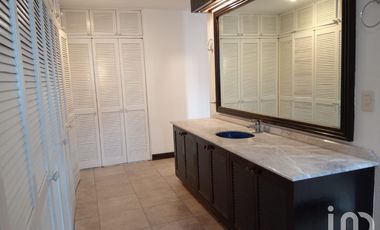 Edificio en venta con ubicación estratégica.