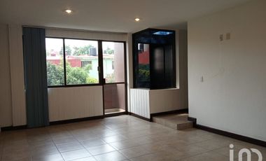 Edificio en venta con ubicación estratégica.