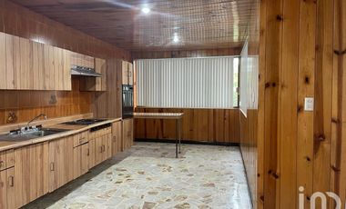 Edificio en venta con ubicación estratégica.