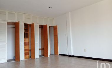 Edificio en venta con ubicación estratégica.
