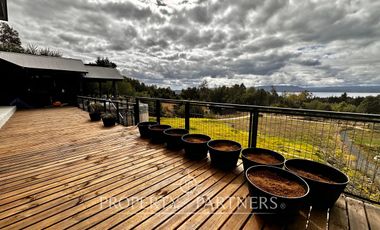 Hermosa casa con vista al lago en parcela a pasos del colegio Alemán