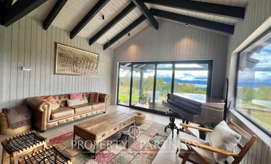 Hermosa casa con vista al lago en parcela a pasos del colegio Alemán