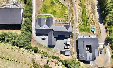 Hermosa casa con vista al lago en parcela a pasos del colegio Alemán