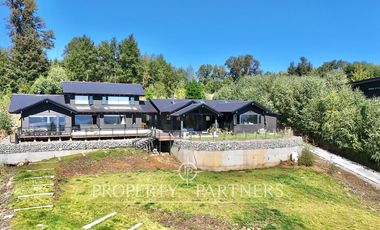 Hermosa casa con vista al lago en parcela a pasos del colegio Alemán