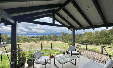 Hermosa casa con vista al lago en parcela a pasos del colegio Alemán