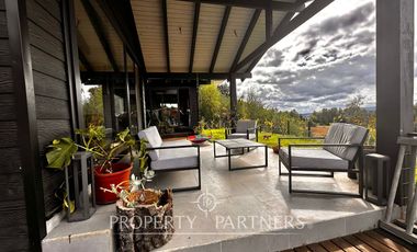 Hermosa casa con vista al lago en parcela a pasos del colegio Alemán