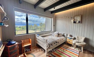 Hermosa casa con vista al lago en parcela a pasos del colegio Alemán