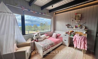 Hermosa casa con vista al lago en parcela a pasos del colegio Alemán
