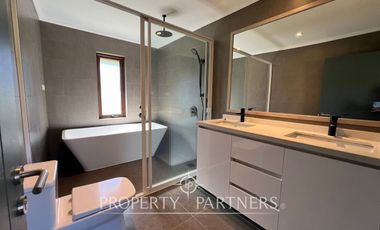 Hermosa y amplia casa en tranquilo condominio