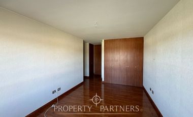 En venta, amplio y luminoso departamento, Cumbres del Sur.