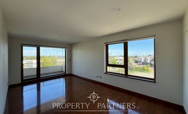 En venta, amplio y luminoso departamento, Cumbres del Sur.