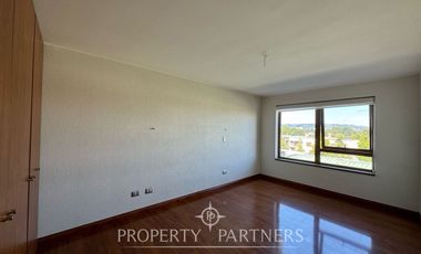 En venta, amplio y luminoso departamento, Cumbres del Sur.