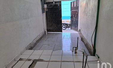 Local en Renta a una cuadra del metro Los Reyes