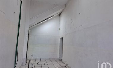 Local en Renta a una cuadra del metro Los Reyes