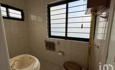 Se renta casa en Rio Ebro con uso de suelo comercial o habitacional