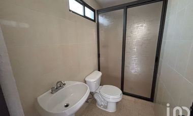 Se renta casa en Rio Ebro con uso de suelo comercial o habitacional