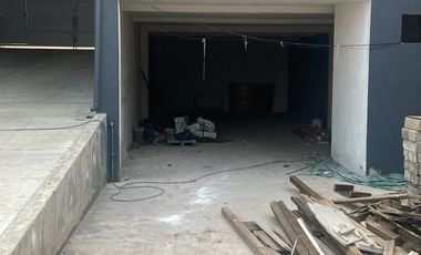 Locales comerciales en renta, con estacionamiento a pie de carretera