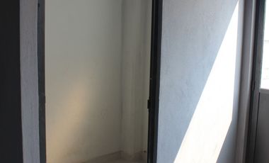 Locales comerciales en renta, con estacionamiento a pie de carretera