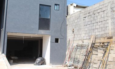 Locales comerciales en renta, con estacionamiento a pie de carretera