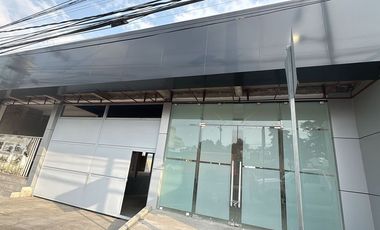 Locales comerciales en renta, con estacionamiento a pie de carretera