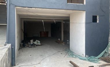 Locales comerciales en renta, con estacionamiento a pie de carretera