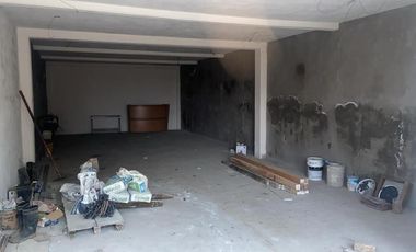 Locales comerciales en renta, con estacionamiento a pie de carretera