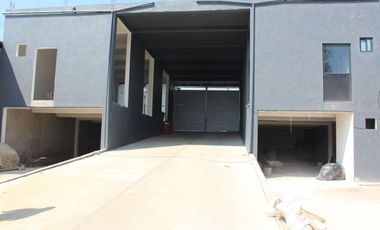 Locales comerciales en renta, con estacionamiento a pie de carretera